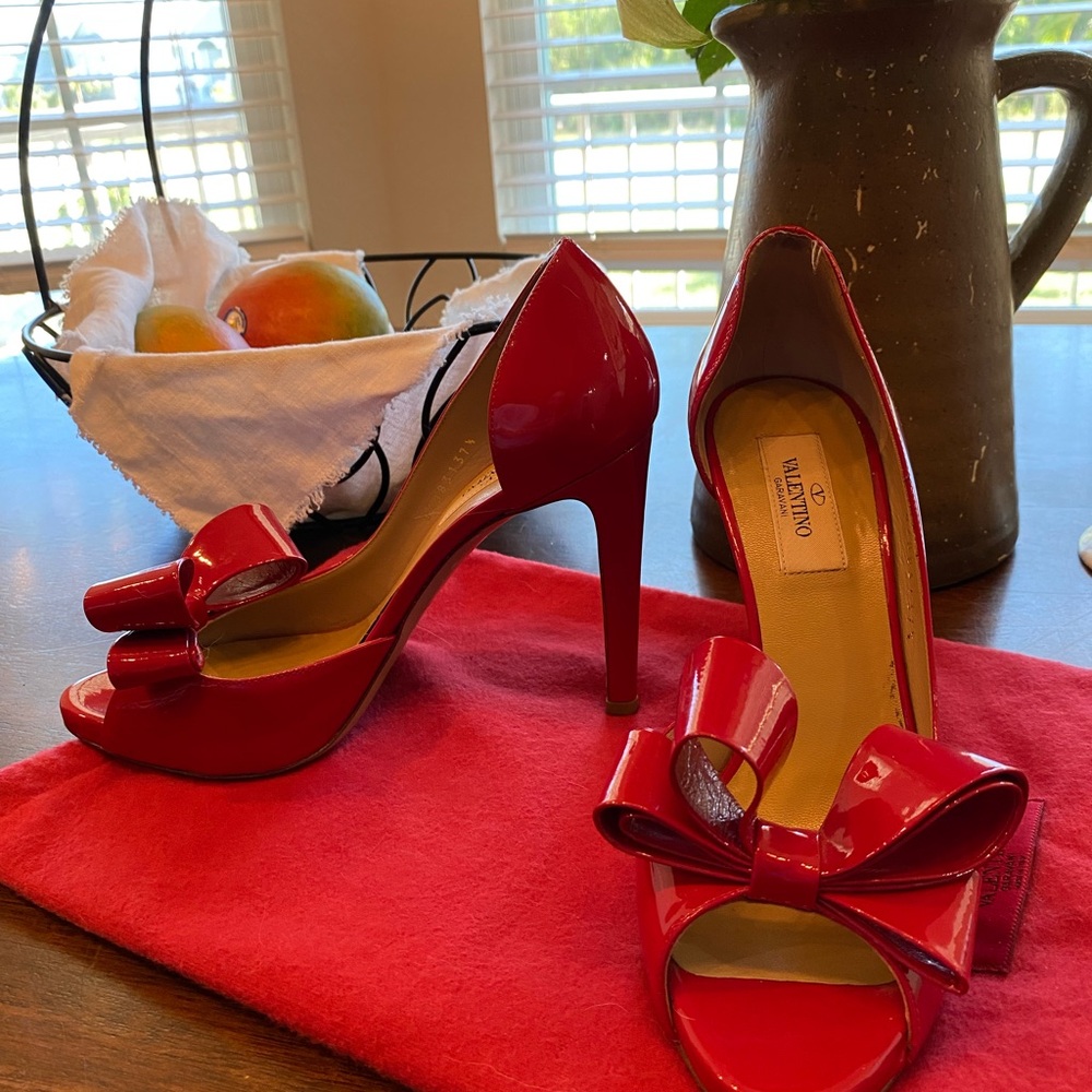 Valentino Garavani Peep-Toe Bow Pin Up Heels-Red